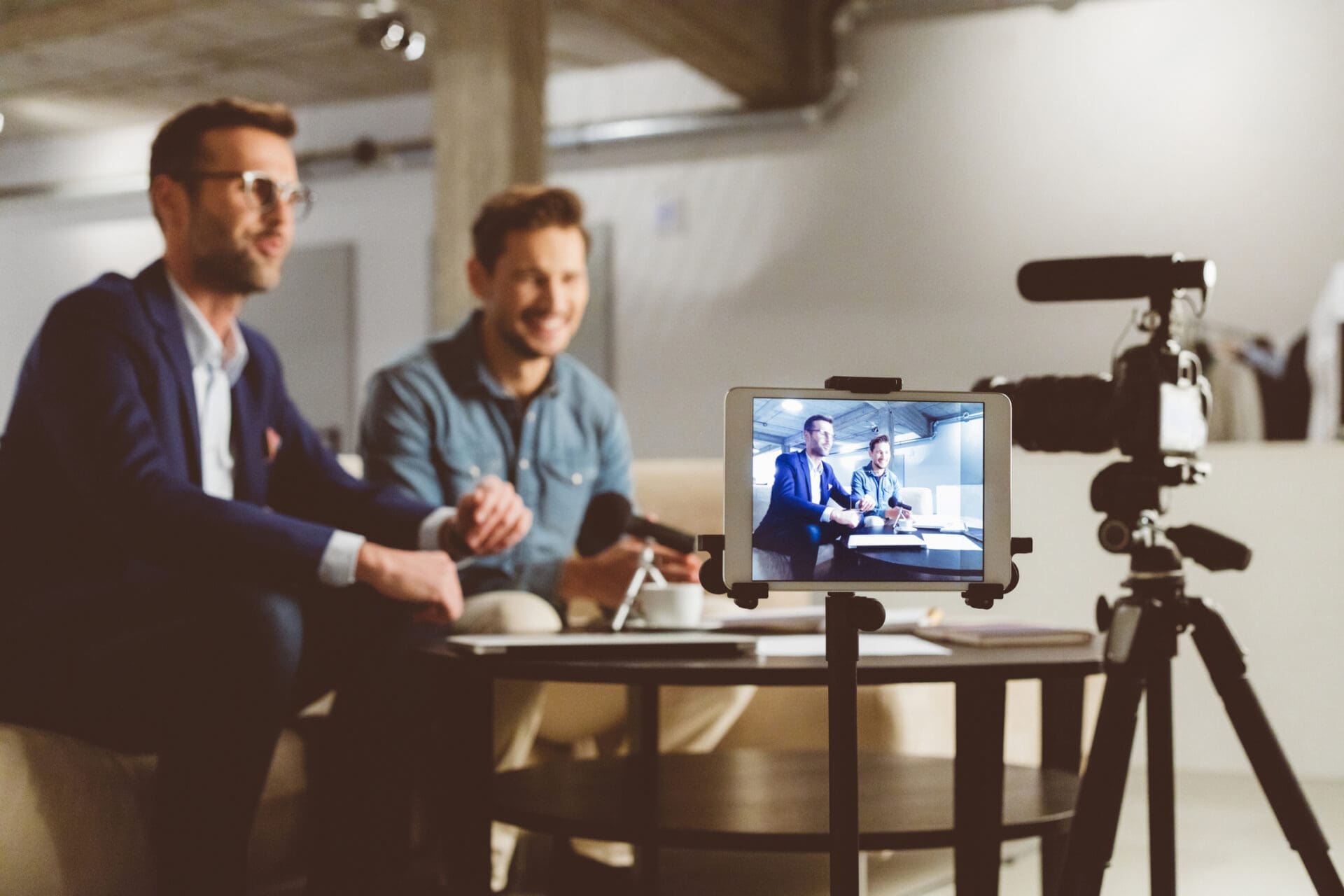 Zwei Personen beim Aufnehmen eines Video-Blogs