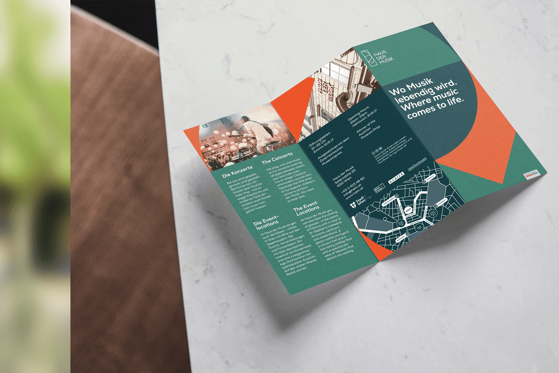 Drei Flyer von oben.