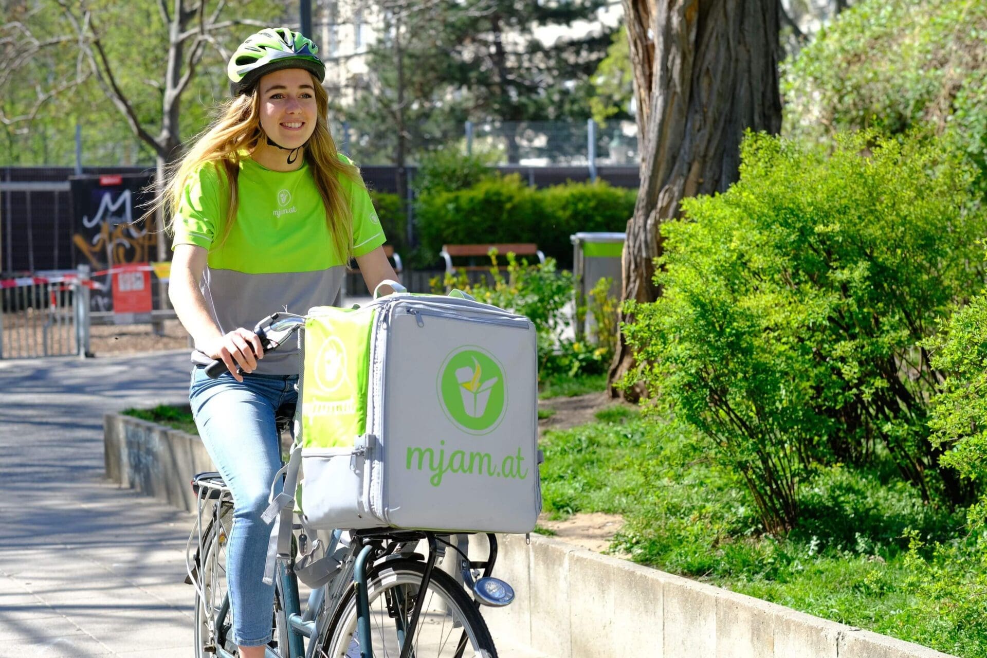 Eine Riderin von Mjam beim Ausliefern von Essen.